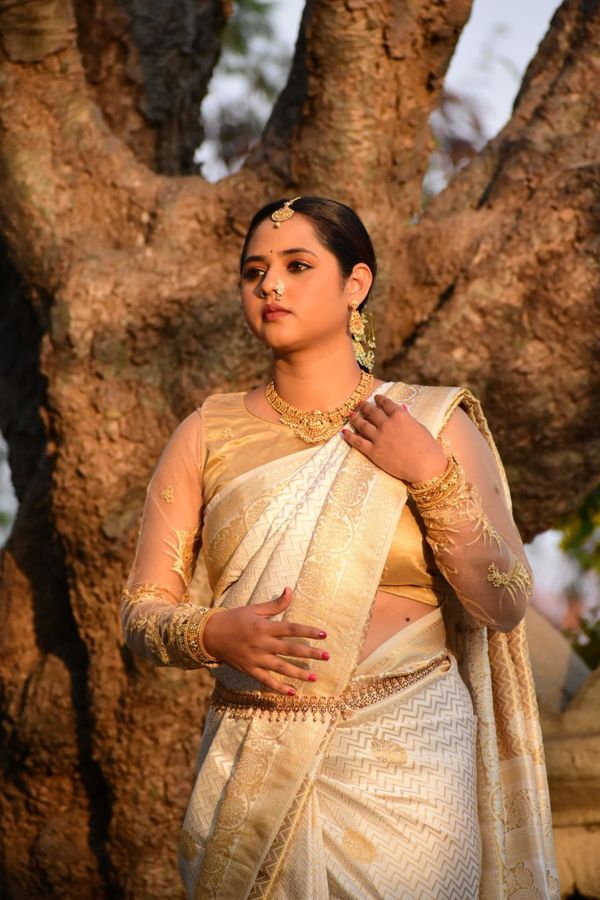 অফ-হোয়াইট জরি পাড় শাড়ি
